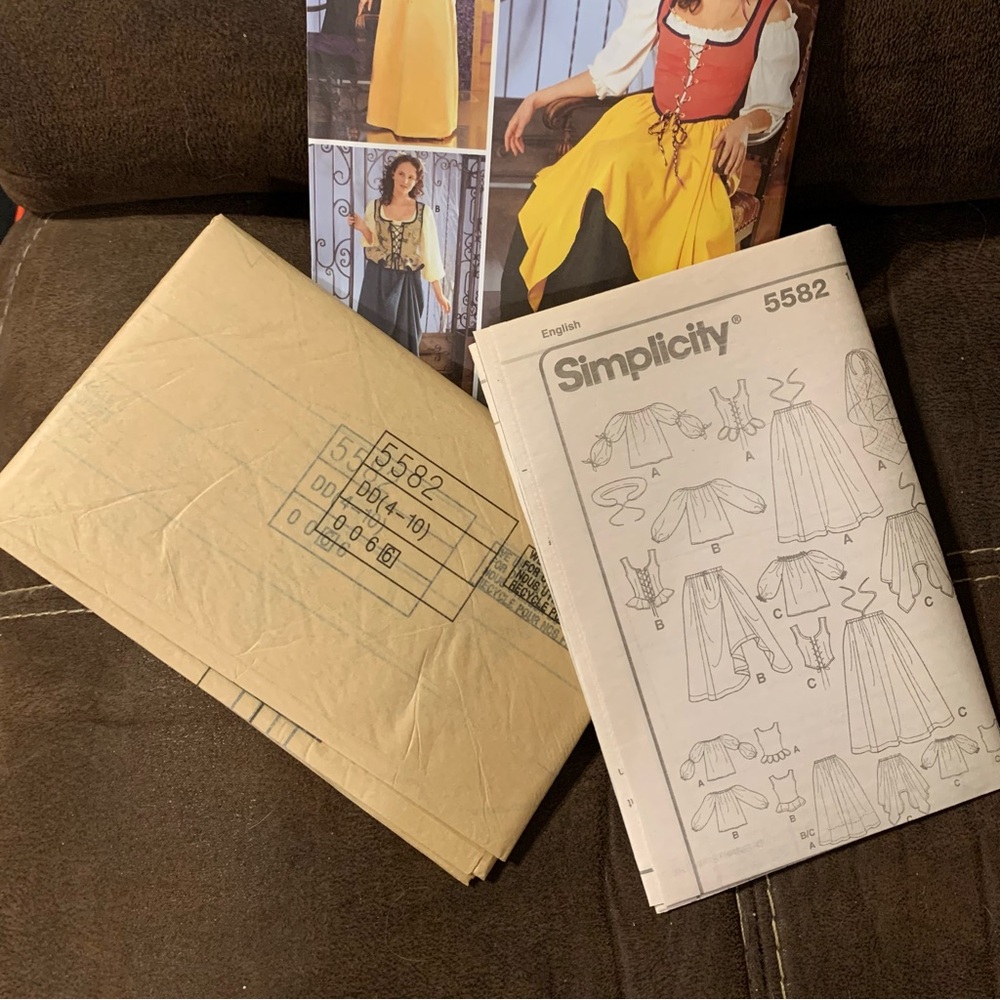 Simplicity 5582 - Renaissance Costume Pattern - Unused - Picture 4 of 4